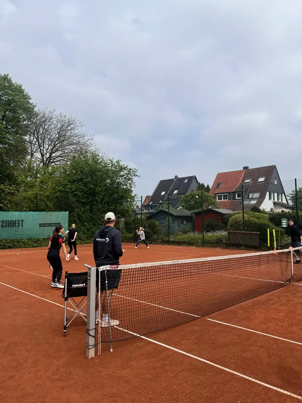 Tennis-Event: Spielerinnen und Spieler auf dem Platz in Düsseldorf