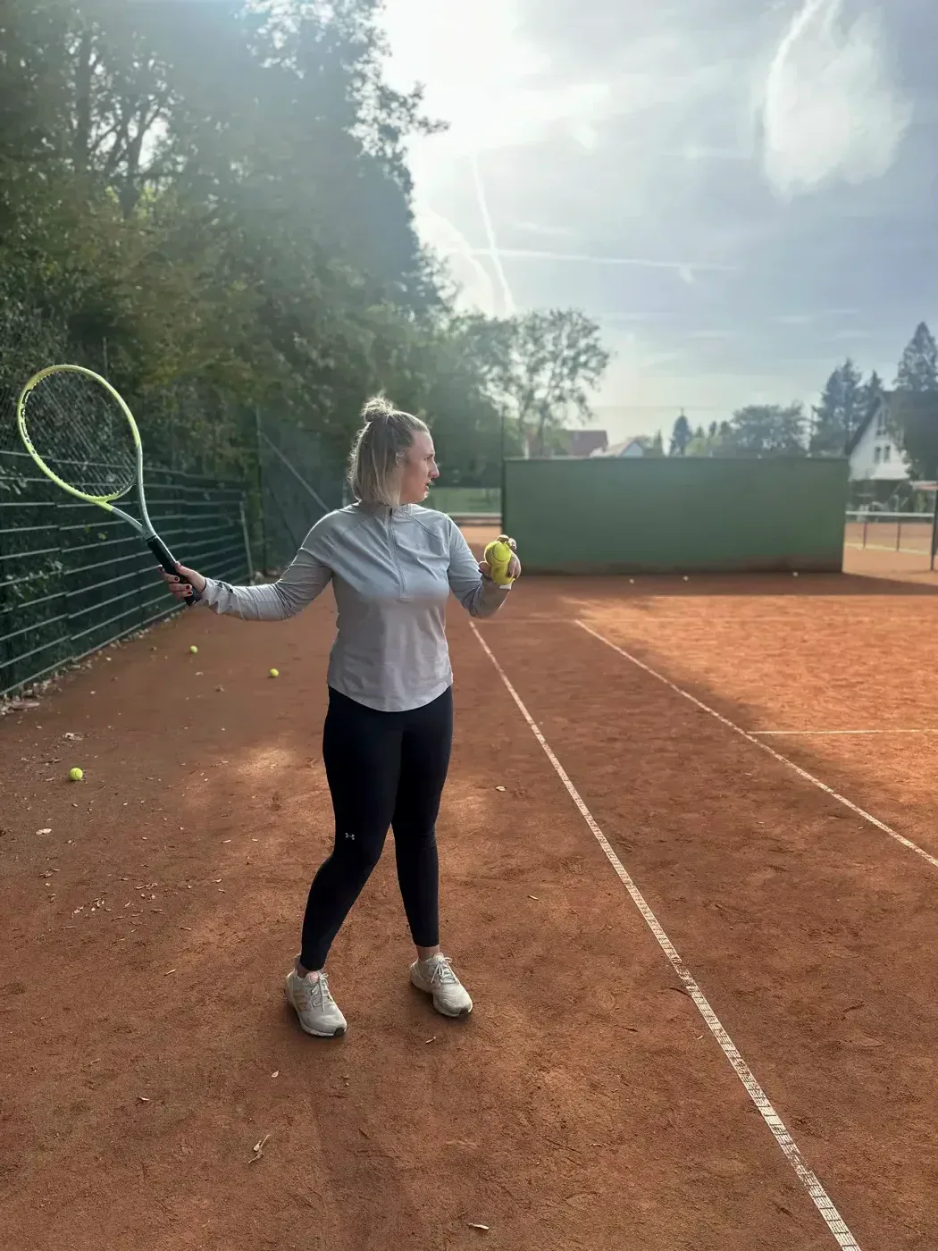 Tennisplatz mit klaren Linien und stimmungsvollem Licht